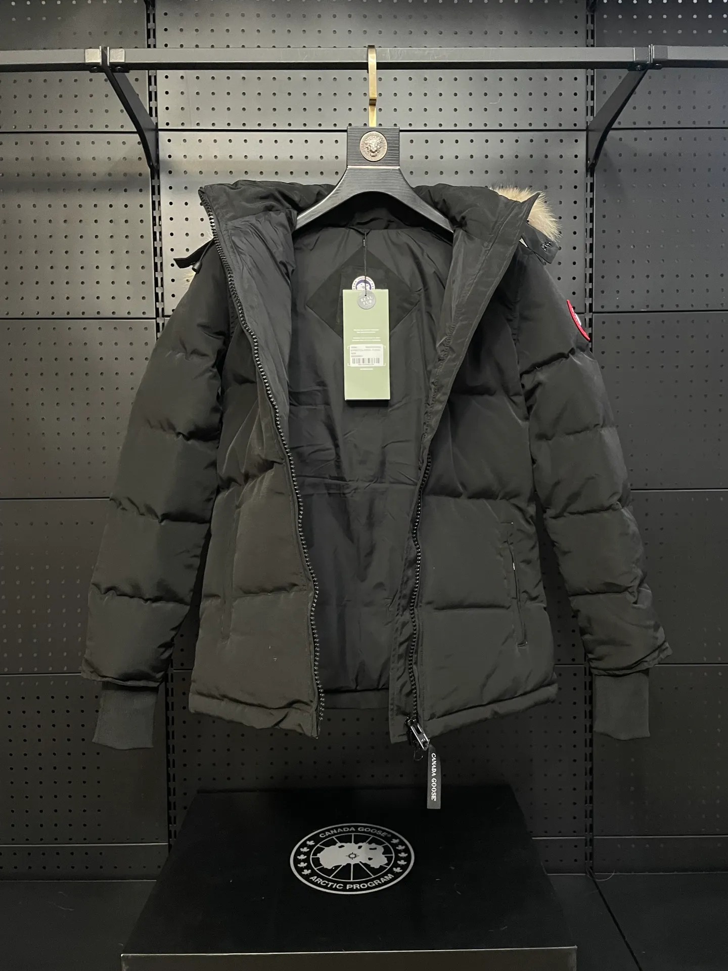 P880 black Canadian CANADA GOOES 04 model/women's model. The Arctic and Antarctic scientific expedition teams and others choose Canada Goose as their cold-proof equipment. They are the Rolls-Royce of down jackets.  ➖ Industry-leading anti-counterfeiting chip sensing.  ➖ Imported Behringer embroidery machines and customized embroidery labels, the highest level and industry leading.  ➖ Imported Korean 21-count polyester-cotton blended original fabric, TC85 waterproof coated fabric, water-repellent, windproof and wear-resistant.  ➖ The new national standard 80 white duck down is filled with an average of 520 grams of down. The amount of down filled is industry-leading.  ➖ 100% nylon lining with double double-layer sealing design to prevent velvet running, and seamless thread design on the cuffs!  ➖ Western Canadian Green Wolf Collar.  ➖ Yoshida YKK provides original factory-customized electroplated sliders. YKK two-way lockable zippers are tight and smooth and do not peel off paint.  ➖ 3M composite Velcro is durable and the accessories and hardware are all custom-made. Only for the purest goose, the most dedicated, the most professional, the highest quality, the highest cost performance!    SIZE:XS-XXL